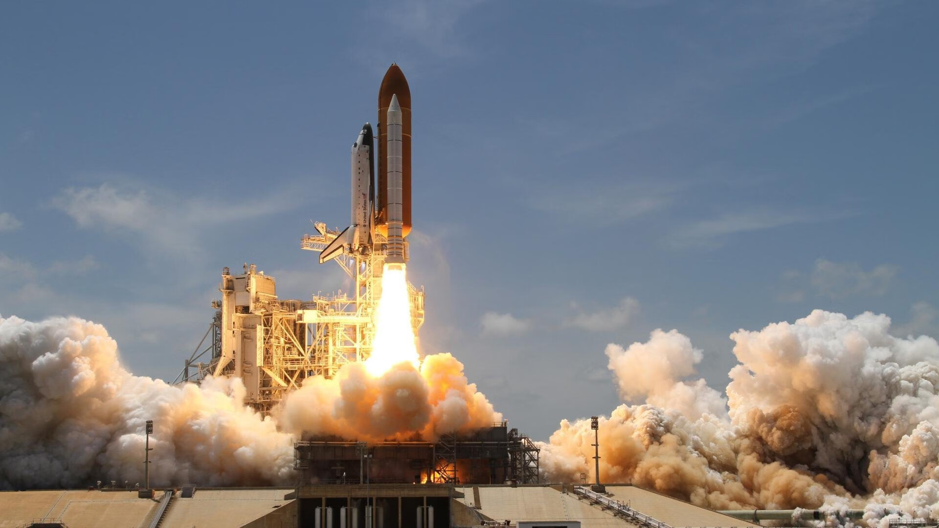 中国篮球是否推动篮球运动进校园和青少年社区，当前中国篮球运动推向推进职业化进程的关键是