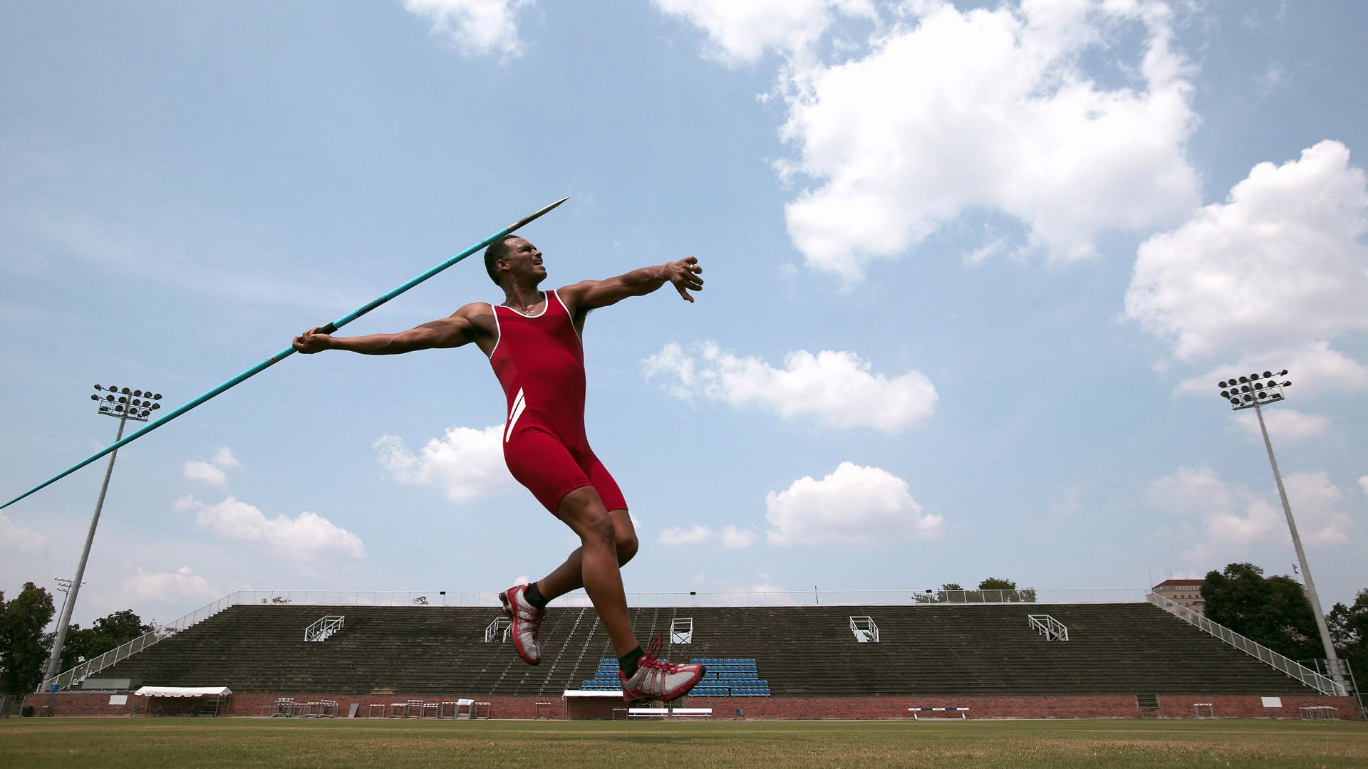 红牛400极限爬坡赛 选手在跳台滑雪坡上用手脚并用爬完400米